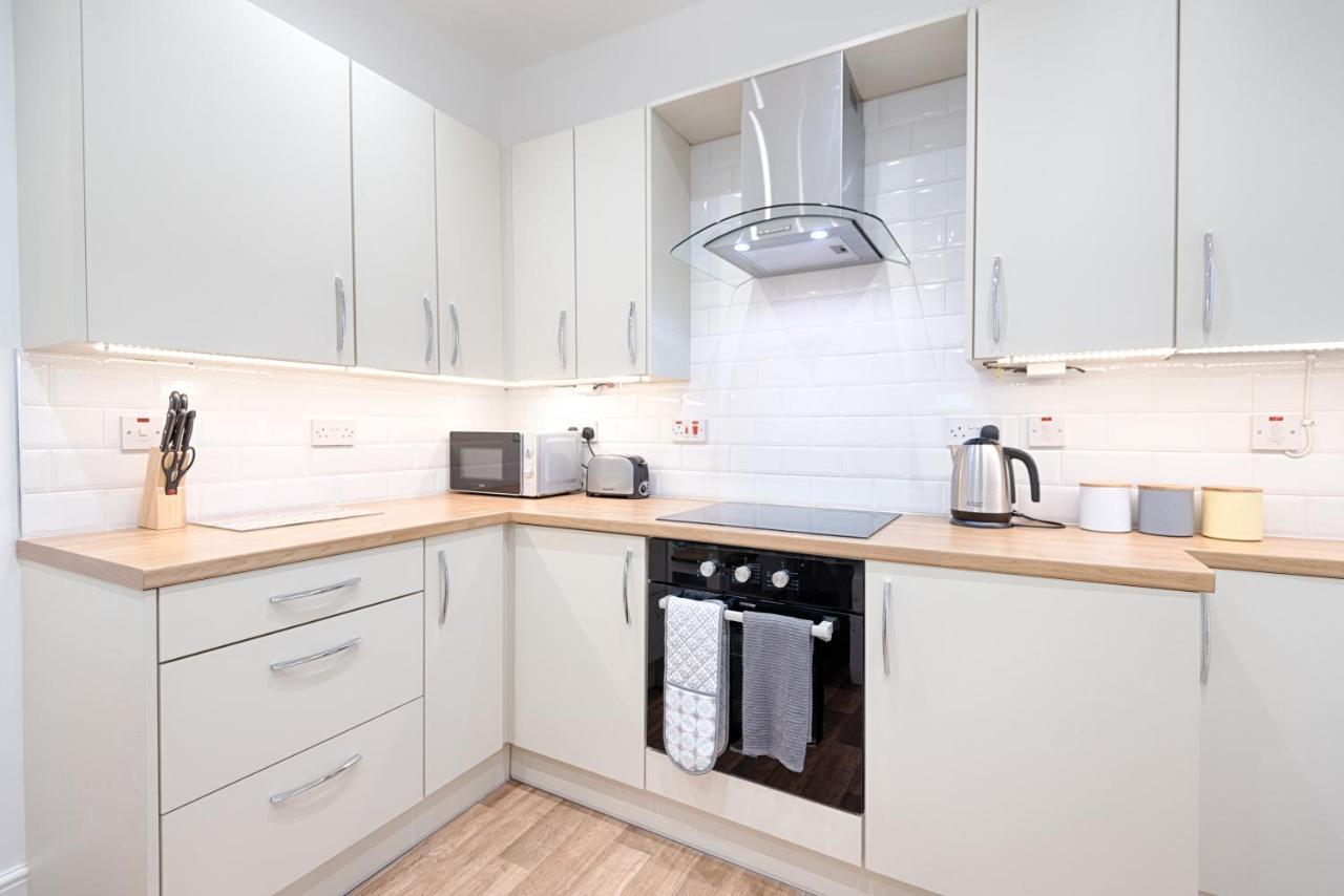 Large Green Garden, 4 Bedrooms, Sleeps 8 Суонси Экстерьер фото