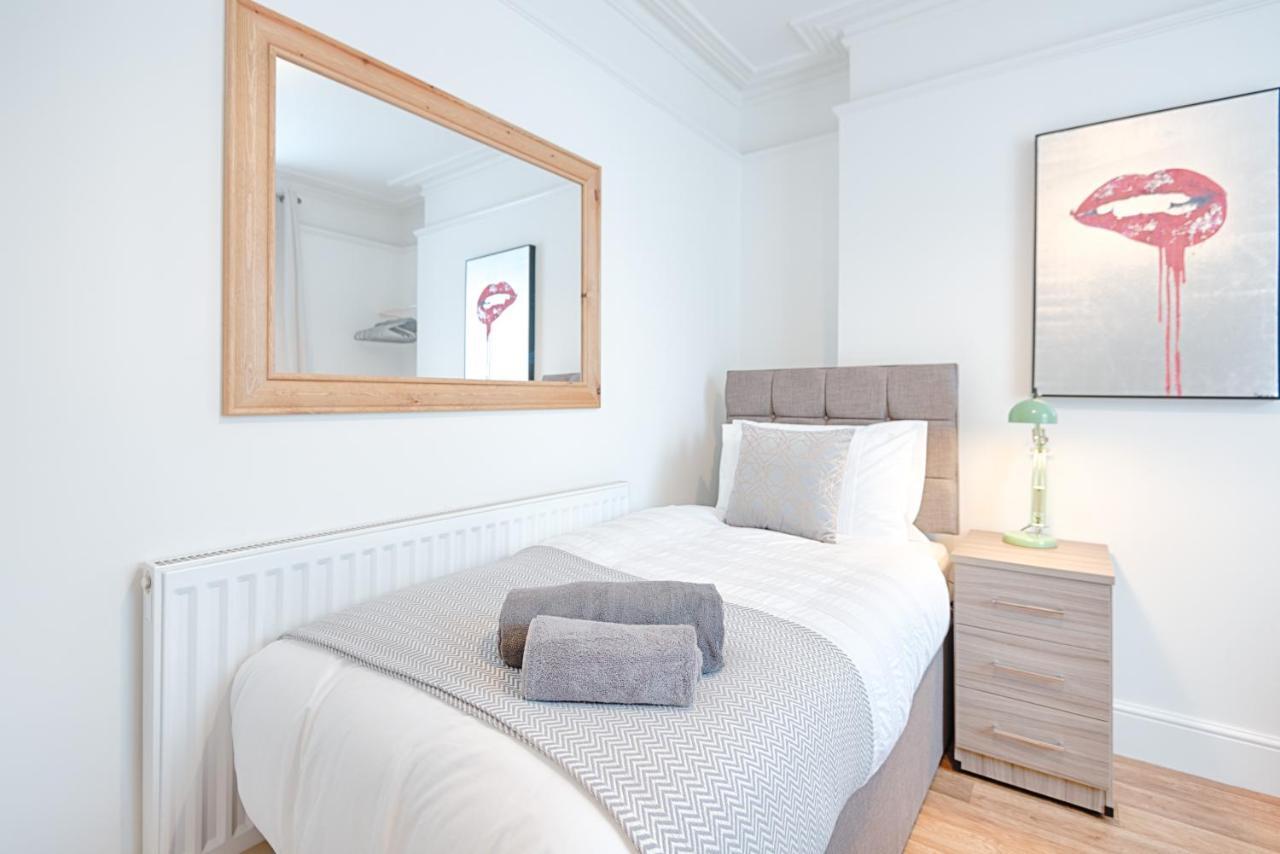 Large Green Garden, 4 Bedrooms, Sleeps 8 Суонси Экстерьер фото